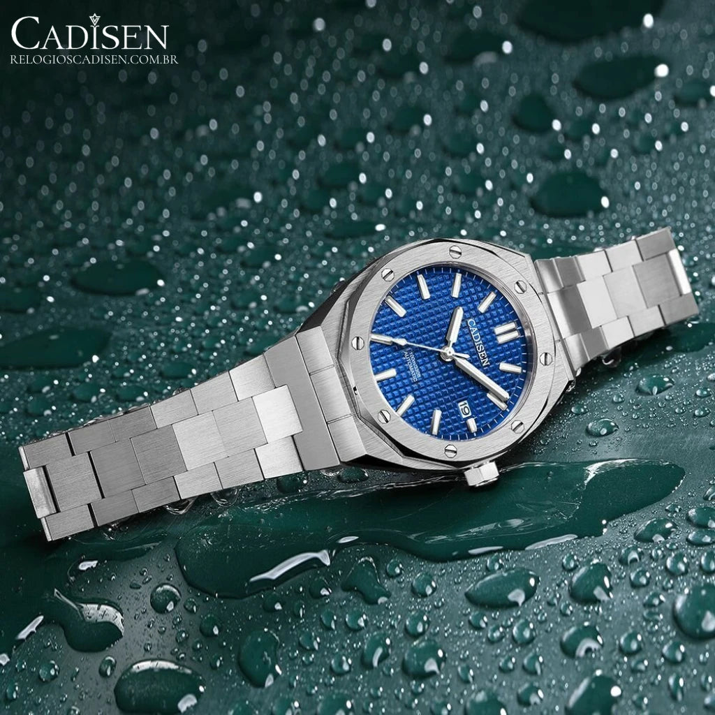 Relógio masculino Cadisen RoyalCraft Blue com gotas de água para demonstrar resistência.