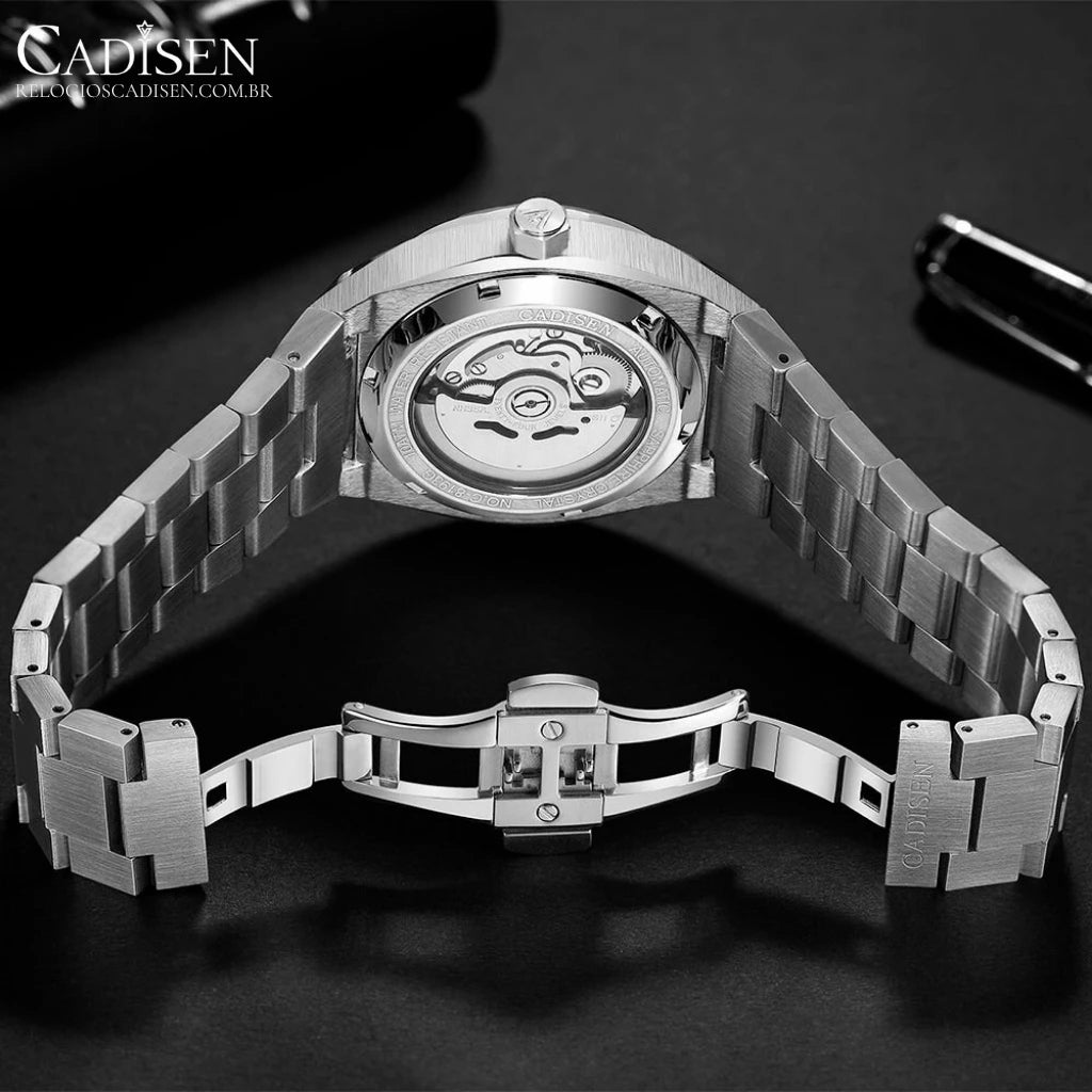 Parte de trás do relógio Cadisen RoyalCraft com pulseira aberta e fundo de vidro mostrando o movimento.