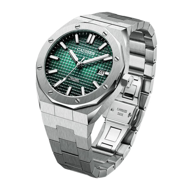 Relógio de pulso Cadisen RoyalCraft Emerald no pulso de um homem de terno, mostrando o contraste da cor verde.